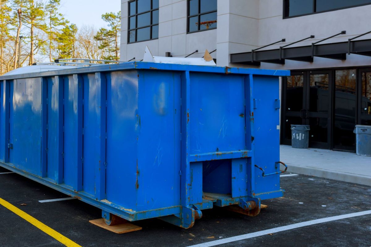 Dumpster diver shares photo of recent haul found outside grocery store