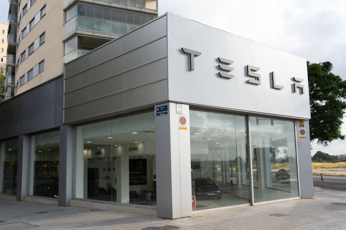 Tesla connector, General Motors adapt Tesla connector
