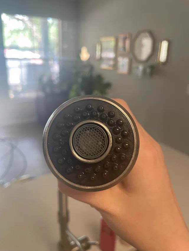 Sink faucet cleaned by white vinegar