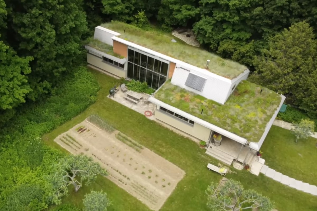 It features some breathtaking sustainable systems, including a green roof with drought-resistant vegetation.