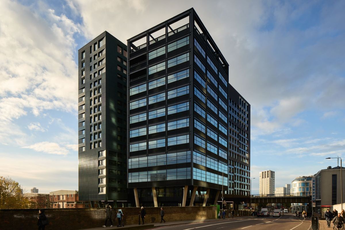 The building can accommodate up to 852 students and features courtyard gardens, a cinema room, a gym, and a fantastic view of London.