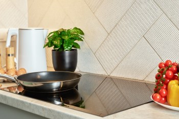 The kitchen air filter would signal a drop in air quality when using the gas stove, which did not occur with their induction appliance.