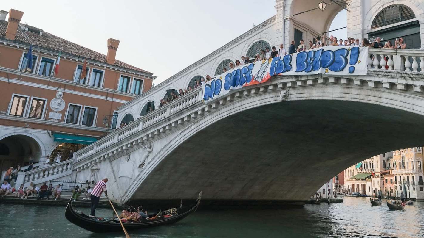 "The news that Bezos has run away from the Misericordia is a great victory."