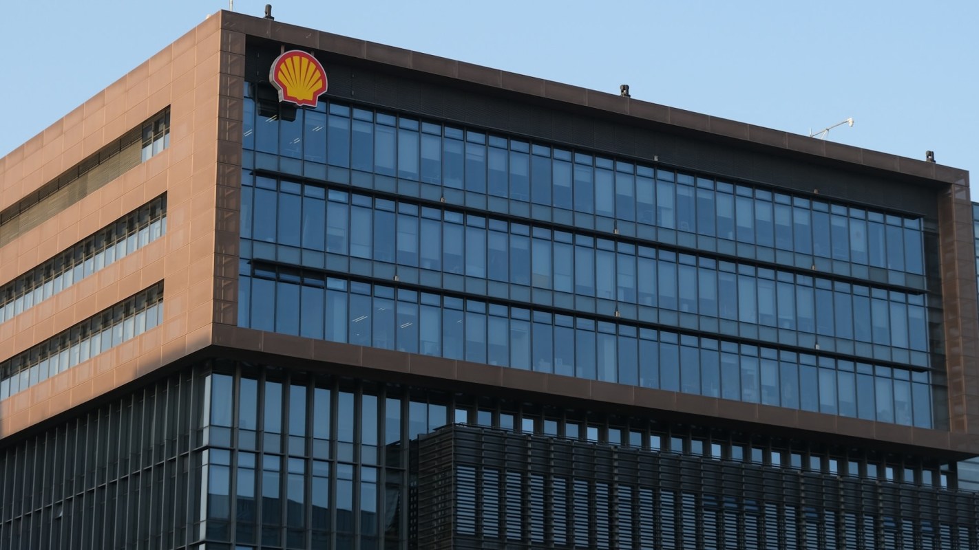 Despite taking responsibility for the oil spills, Shell has not fulfilled its promise to clean up the mess.