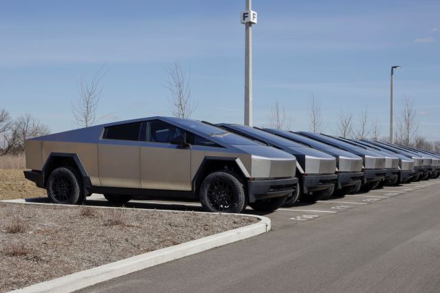 The move raises questions about the Cybertruck’s ability to sell on its own merits.